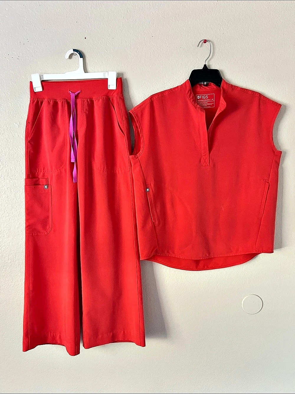 FIGS SET Livingston High Rise Straight Leg Rafaela Scrub Top XS/P Hibiscus